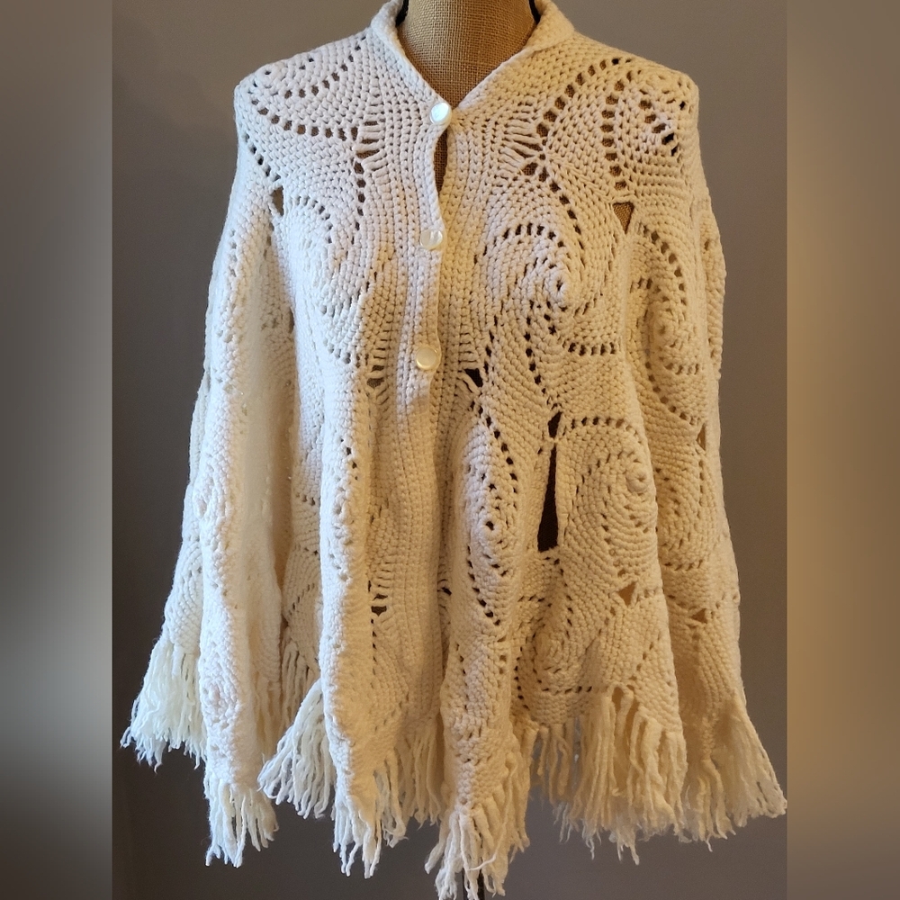 Vintage 70s Crocheted Ivory Button-up Cape With Fringe One Size - Picture 7 of 9